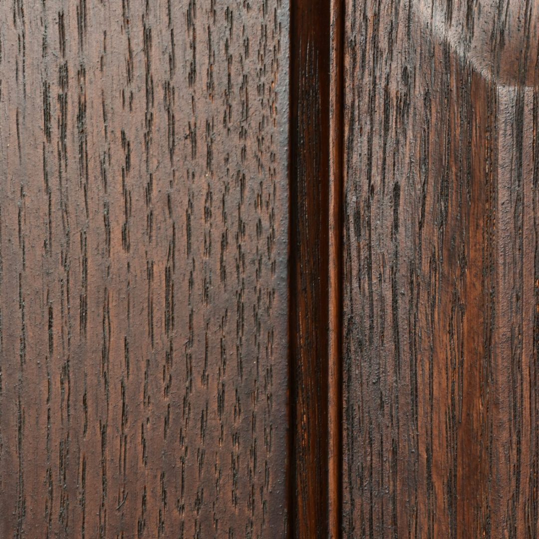 The background image is a wooden floor.